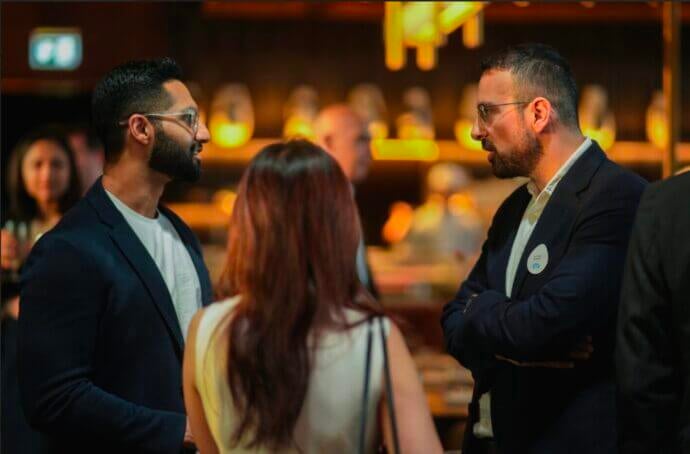 Trois personnes s’exprimant lors de l’événement GCC